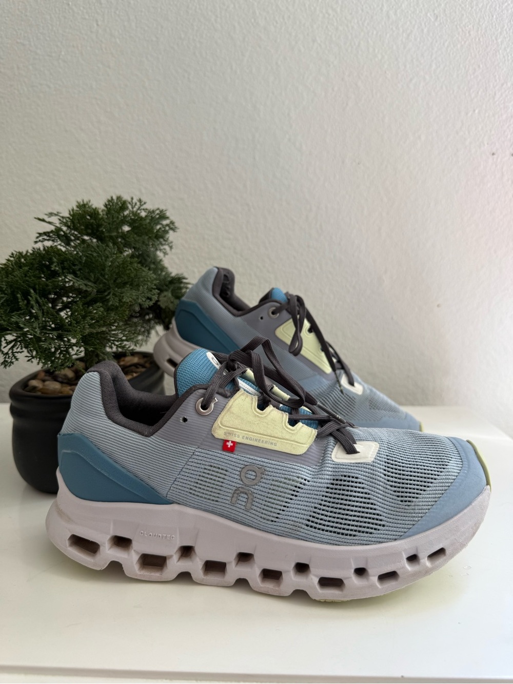 On cloudstratus Women size 8 Sky Blue and  yellow  Running Shoes - Picture 3 of 16